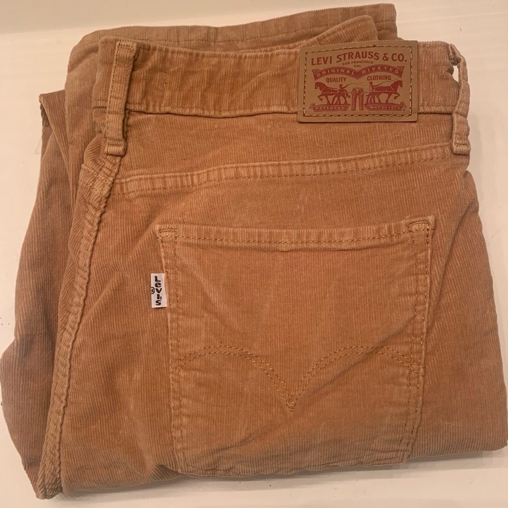 Beige Levi’s high rise bootcut jeans ⚡️